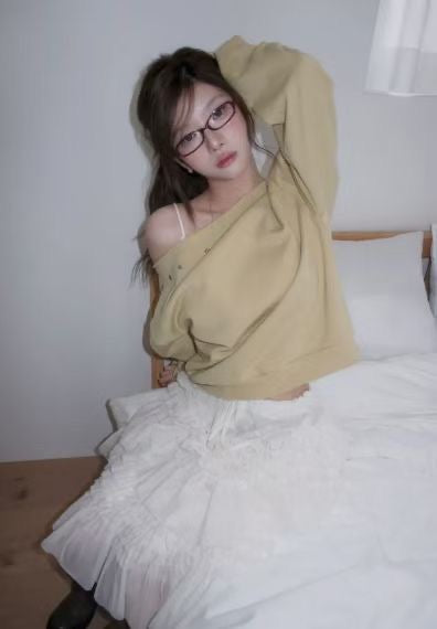 Star simple off shoulder tee