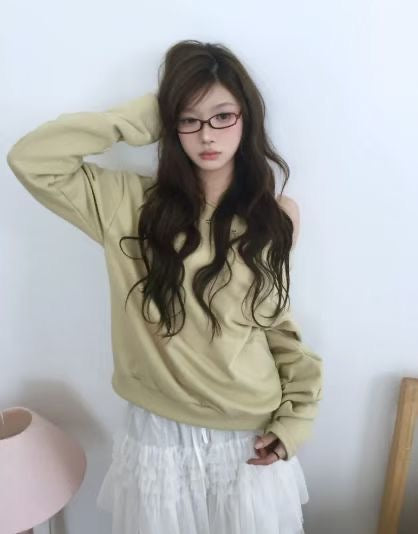 Star simple off shoulder tee